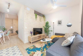 Artistic Digital Getaway Large 1 Bedroom King Bed - Great Location
